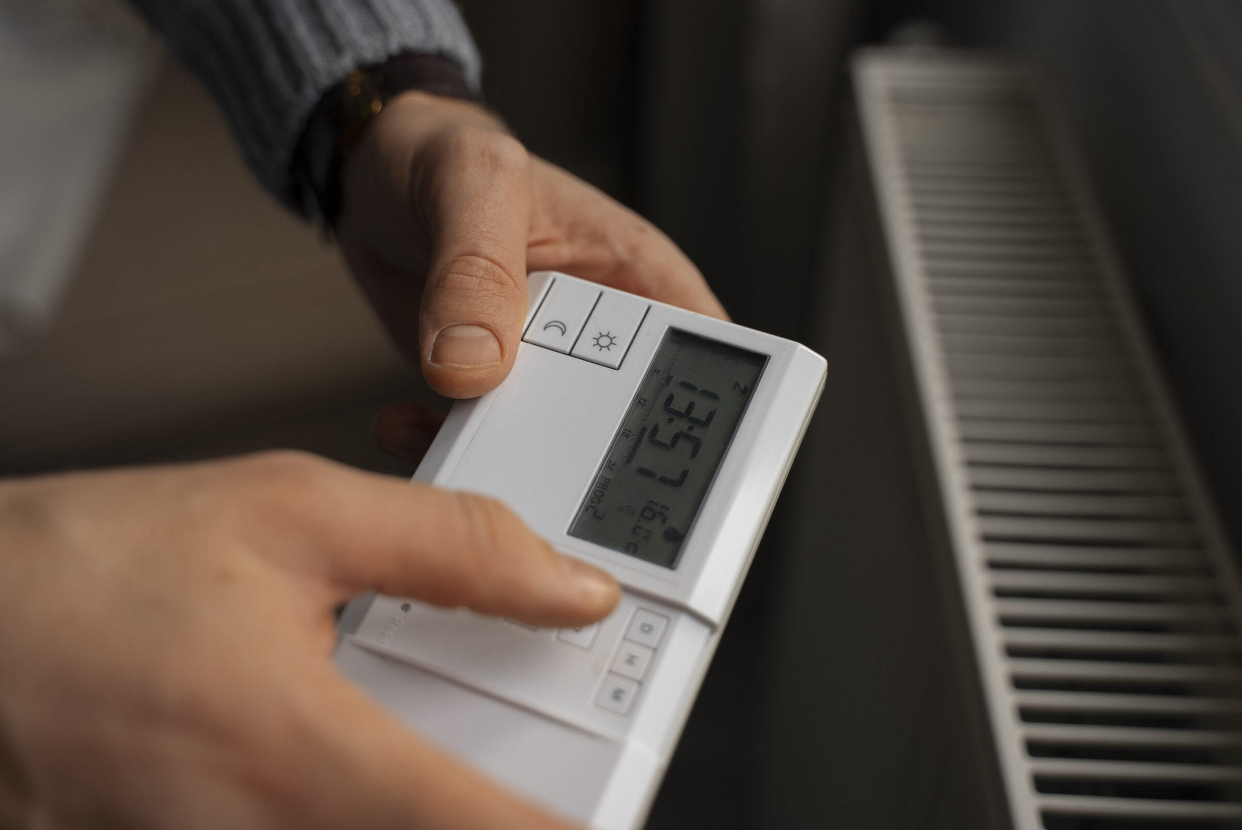 homme-eteignant-thermostat-pendant-crise-energetique