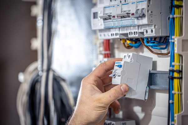 electricien-cable-raccordement-electrique-min Installation d'un tableau électrique avec disjoncteurs