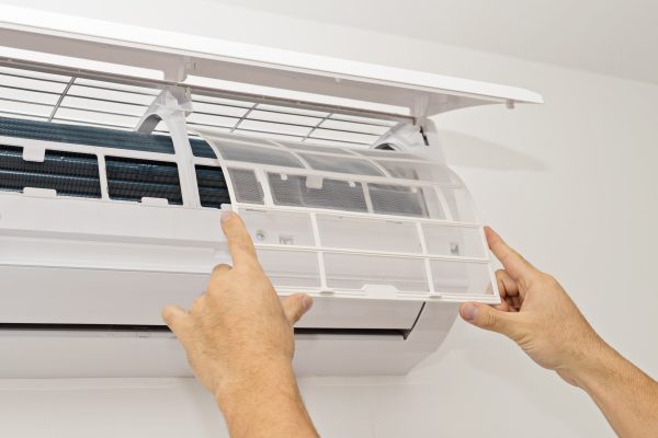 installateur-air-conditionne-mur-blanc-min Installation d'une climatisation