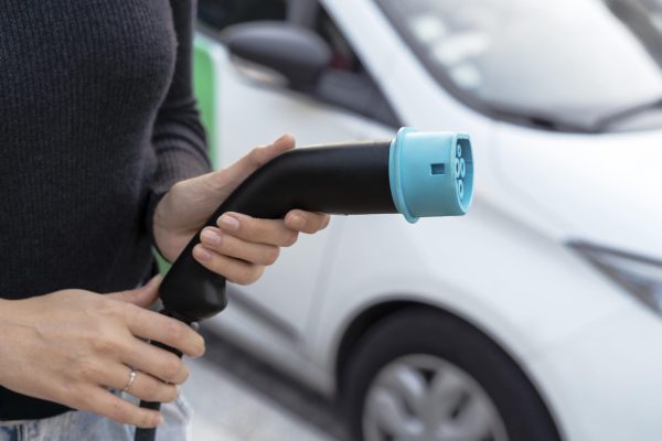 installateur-borne-recharge-voiture-electrique-france-min Prise de borne électrique avec voiture électrique